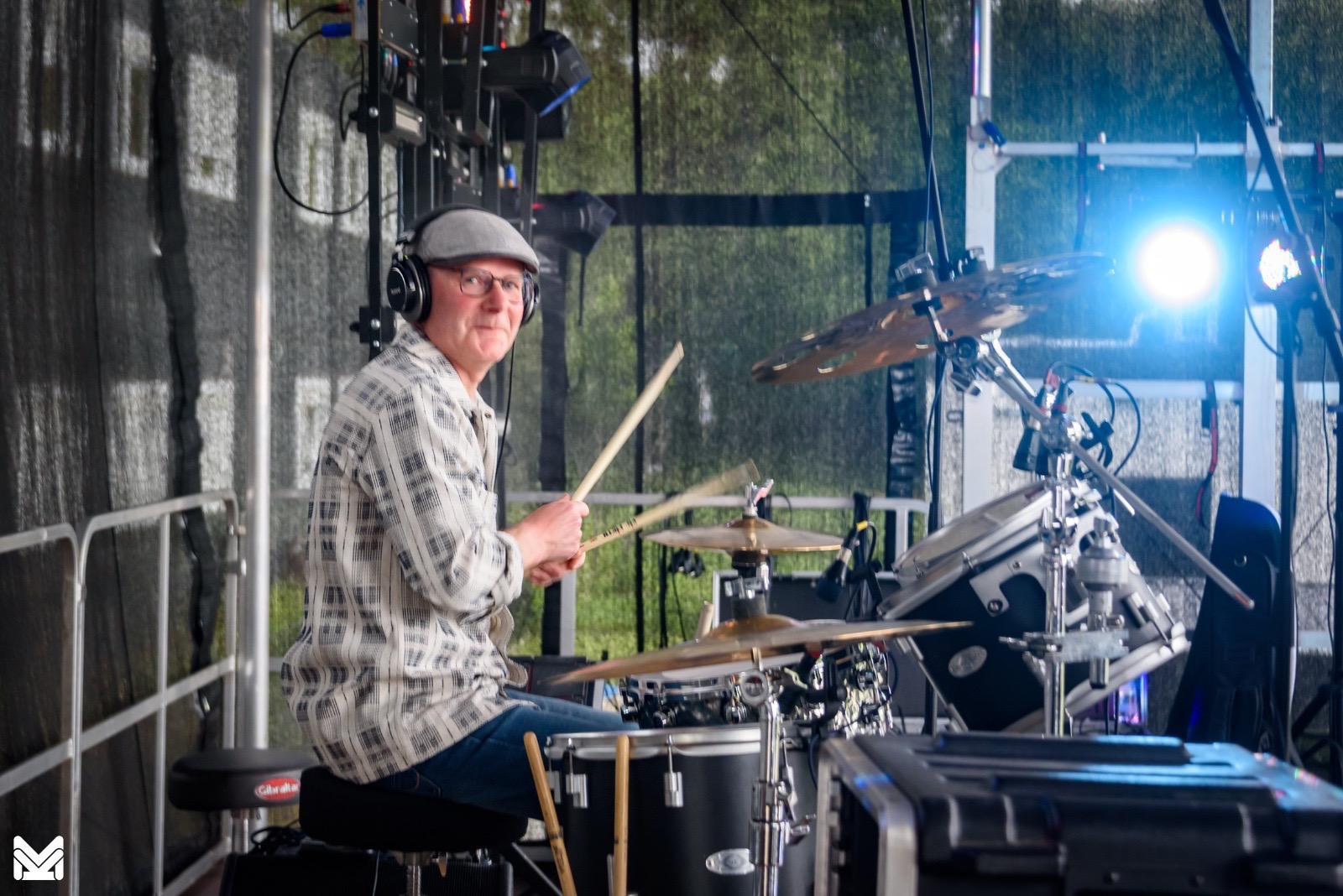 Eric achter het drumstel bij GoodTimes