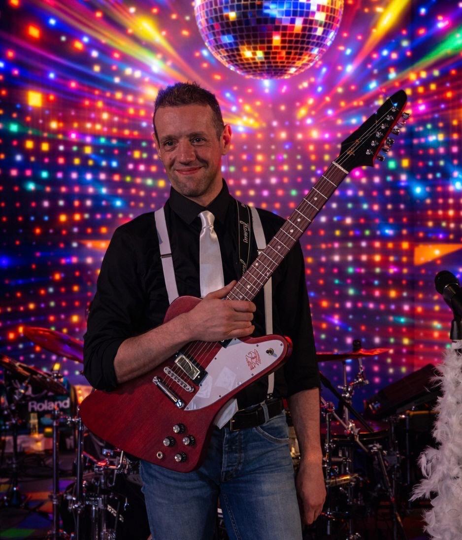 Joost speelt gitaar bij GoodTimes